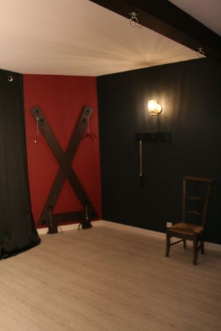 Donjon du Repaire Des Passions, un des gites BDSM de l'Antre Des Vices proche de Valence